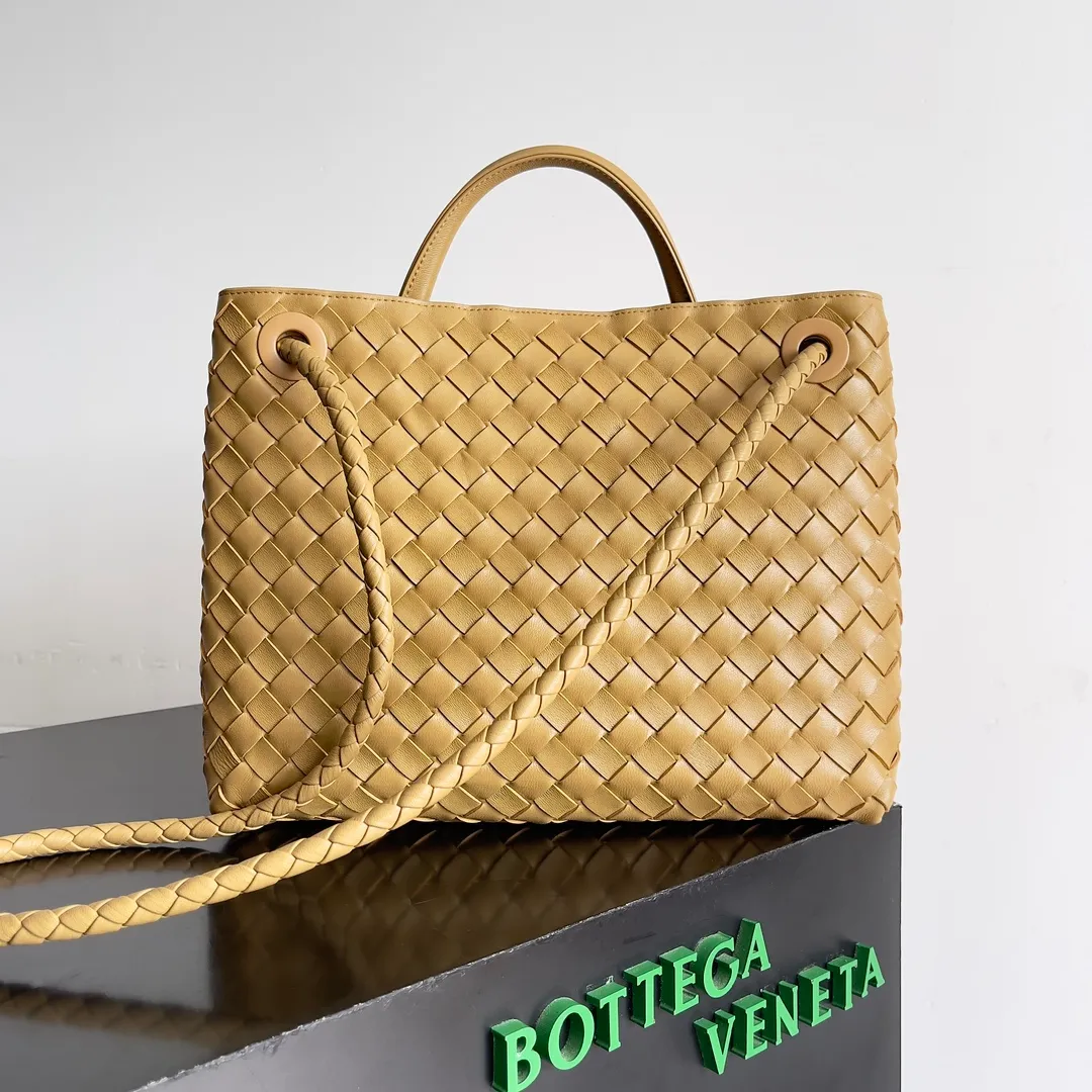 The 2023 new Andiamo batch of 2260 BV has been shipped‼ ️Really popular🔥The new Andiamo woven handbag launched by Bottega Veneta this season is really popular all over the world! ! Celebrities at home and abroad have worn it, and Oscar-winning actress Michelle Yeoh has taken it out on the street. Song Jia, Trai Yara, Yu Feihong, Sanji Ayaka, Rosie Hunting-Whiteley, Yoshioka Riho, etc. have all picked up this bag. It is classic and versatile, showing off its temperament, and the bag capacity is also large, which is very convenient for daily commuting! ! A variety of carrying methods, the shoulder straps can be adjusted by yourself, the original lambskin feels soft and delicate, and the unisex style breaks the gender boundaries and brings a more practical and long-lasting use experience. Andiamo, which has both elegant and casual styles, perfectly interprets the true appearance of "fashionable old money style". Style number: 743572 Size: 32*24*12